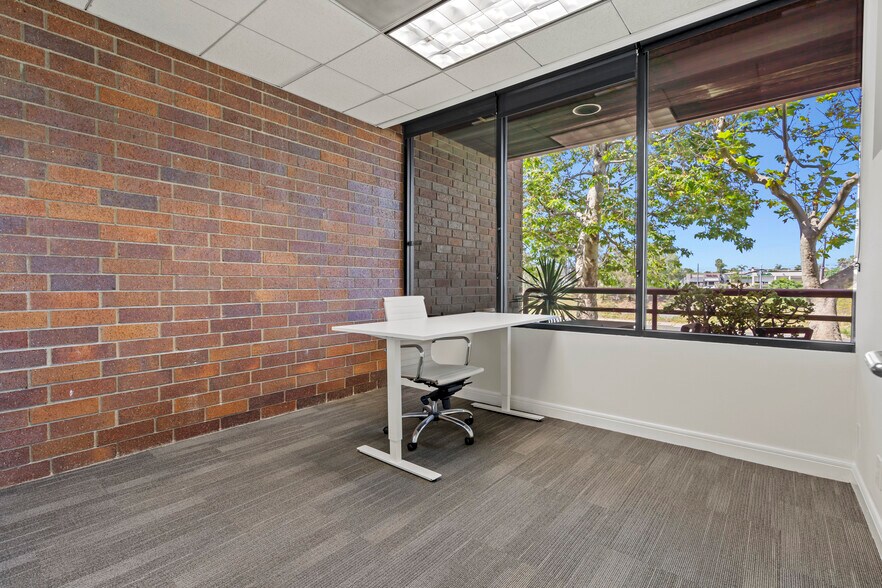 More Photos Of 7 Upper Newport Plaza Dr, Newport Beach Office For Sale