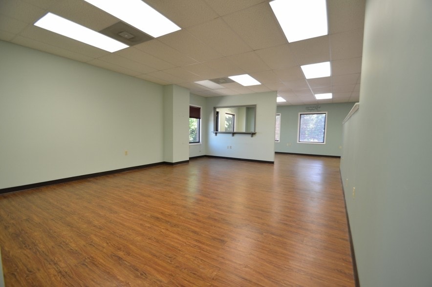 More Photos Of 161 Prosperity Dr, Winchester Showroom For Lease