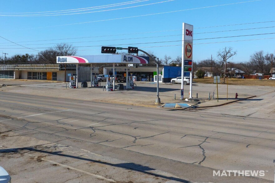 Primary Photo Of 1501 Coggin Ave, Brownwood Convenience Store For Sale