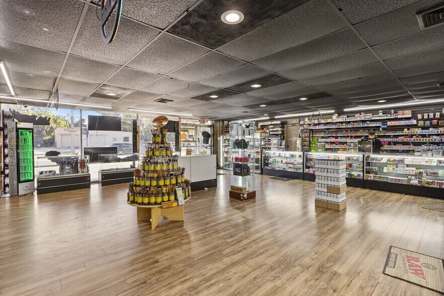 More Photos Of 107 S 14th St, Leesburg General Retail For Sale