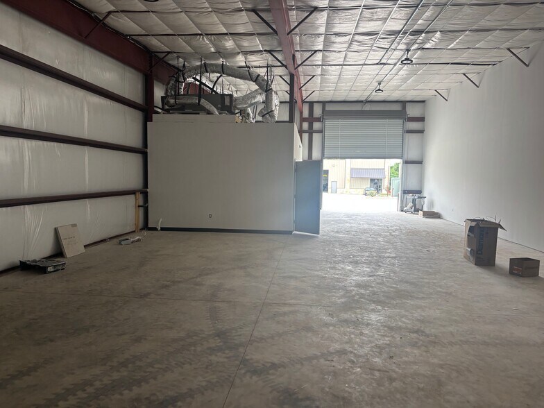 More Photos Of 1905 Longmire Rd, Conroe Unknown For Lease