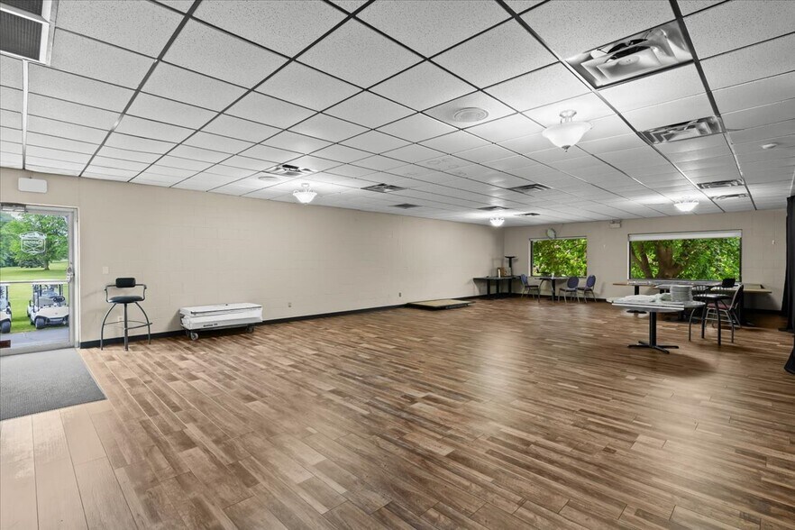 More Photos Of 9512 E Lippincott Blvd, Davison Golf Course Driving Range For Sale