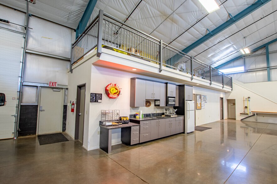 More Photos Of 692 N Aylor Ct, Sisters Warehouse For Lease