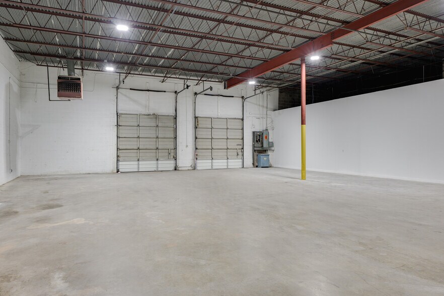 More Photos Of 3250-3254 International Pl, Irving Warehouse For Lease