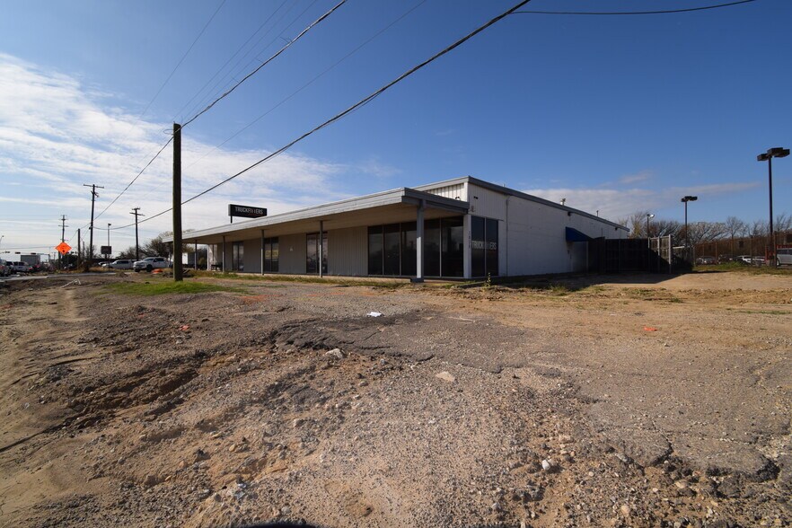 More Photos Of 1039 N Loop 12 Blvd, Irving Light Manufacturing For Sale