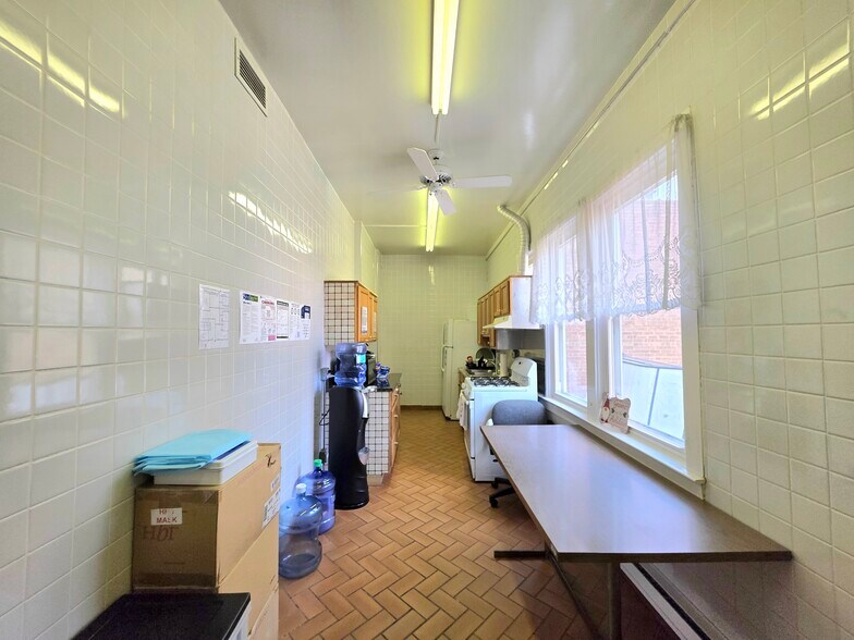 More Photos Of 1902 W Cermak Rd, Chicago Storefront Retail Residential For Lease