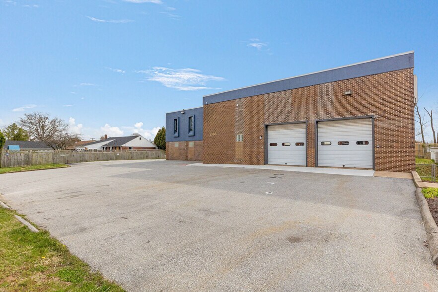 Primary Photo Of 2207 Saint James Church Rd, Wilmington Auto Repair For Lease