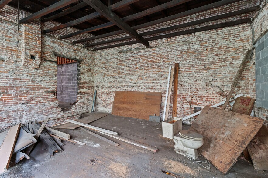 More Photos Of 663 W Pratt St, Baltimore Storefront Retail Residential For Sale