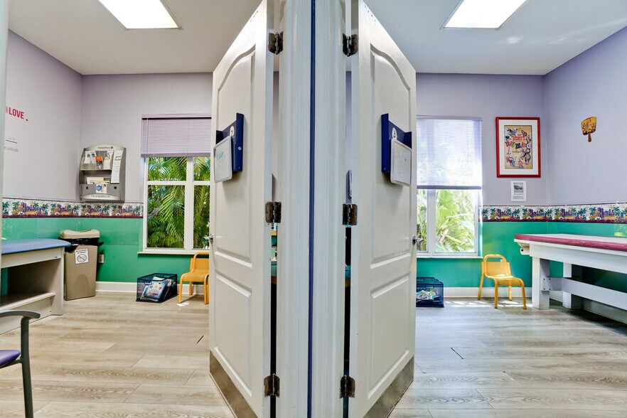 More Photos Of 1666 Mound St, Sarasota Medical For Sale