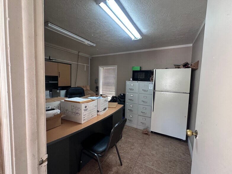 More Photos Of 689 N Bluff St, Saint George General Retail For Lease