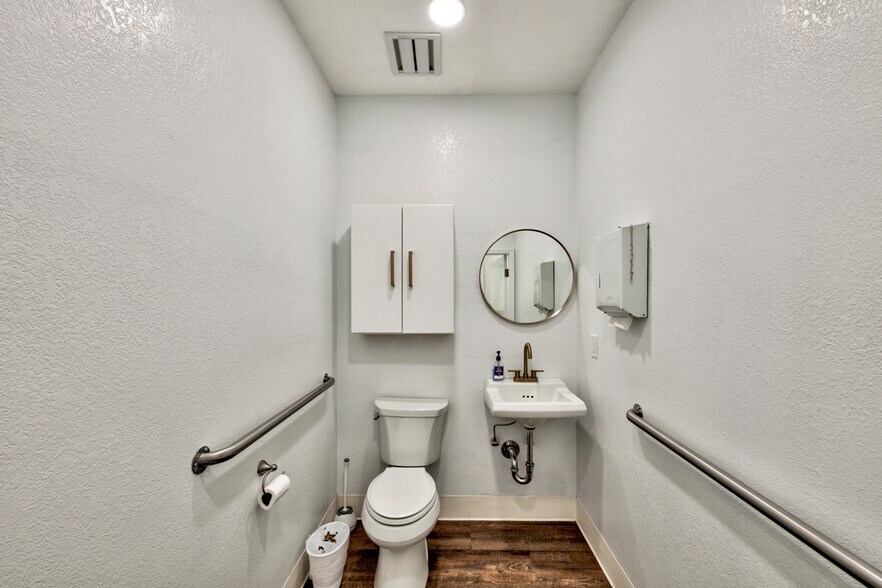 More Photos Of 2229 Barton Ave, South Lake Tahoe Medical For Sale