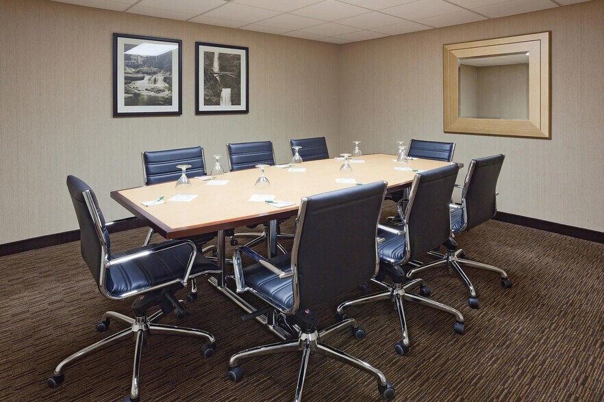 More Photos Of 5423 N Port Washington Rd, Glendale Hotel For Sale