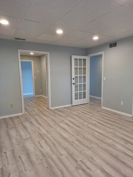 Primary Photo Of 100 Larchwood Dr, Largo Medical For Lease