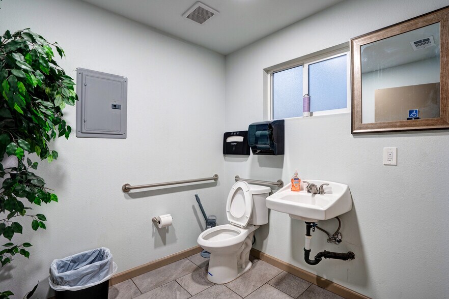 More Photos Of 854 Crows Landing Rd, Modesto Auto Dealership For Sale