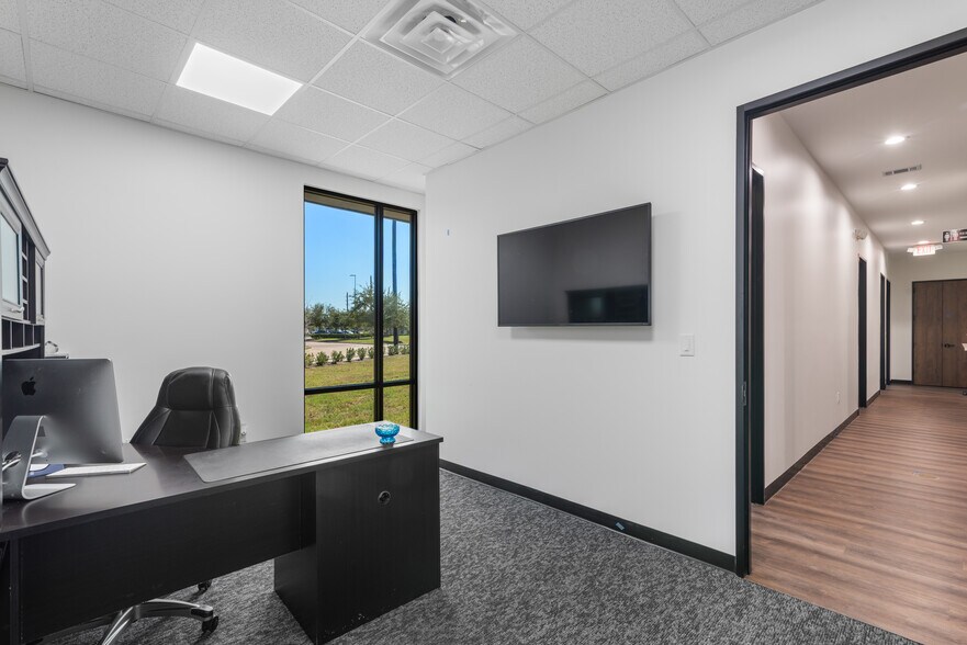 More Photos Of 7102 Tarrington Ave, Sugar Land Medical For Sale