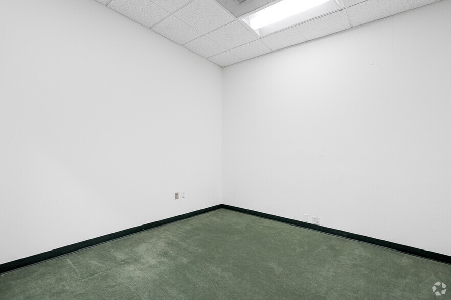 More Photos Of 21250 Califa St, Woodland Hills Research And Development For Lease