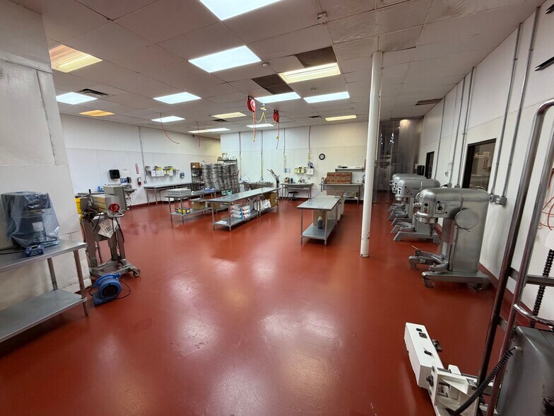 More Photos Of 9019 Governors Row, Dallas Food Processing For Lease