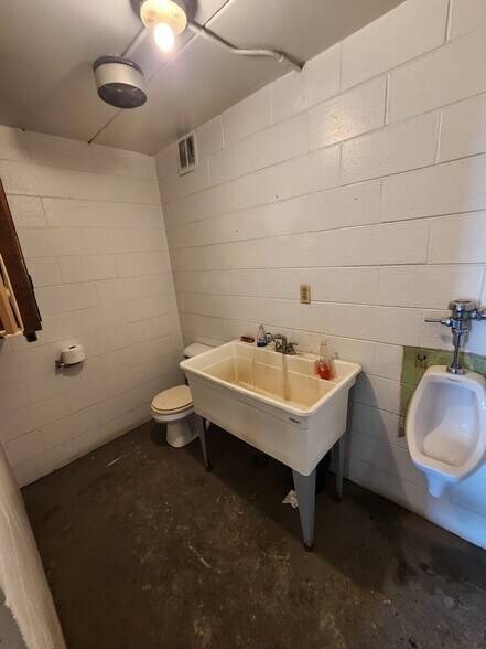 More Photos Of 103 Quarry Rd, Rochelle Warehouse For Lease