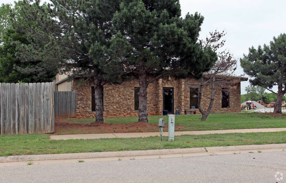 More Photos Of 4455 Woods and Sons Ave, Edmond Manufacturing For Lease