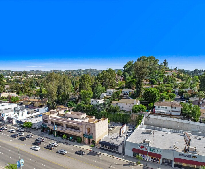 More Photos Of 21506 Ventura Blvd, Woodland Hills General Retail For Lease