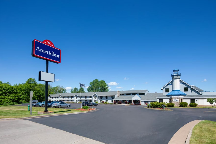 More Photos Of 3009 Lakeshore Dr E, Ashland Hotel For Sale