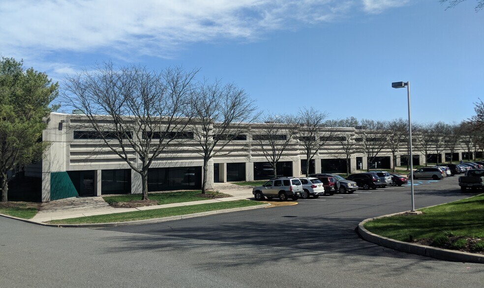 More Photos Of 400 Apgar Dr, Somerset Warehouse For Lease