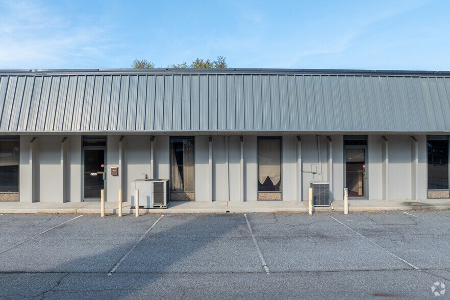 More Photos Of 8615 Roswell Rd, Atlanta Showroom For Sale