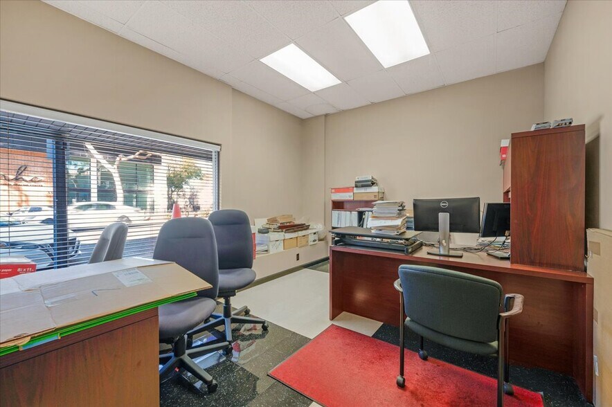 More Photos Of 339 W D St, Lemoore Storefront For Sale