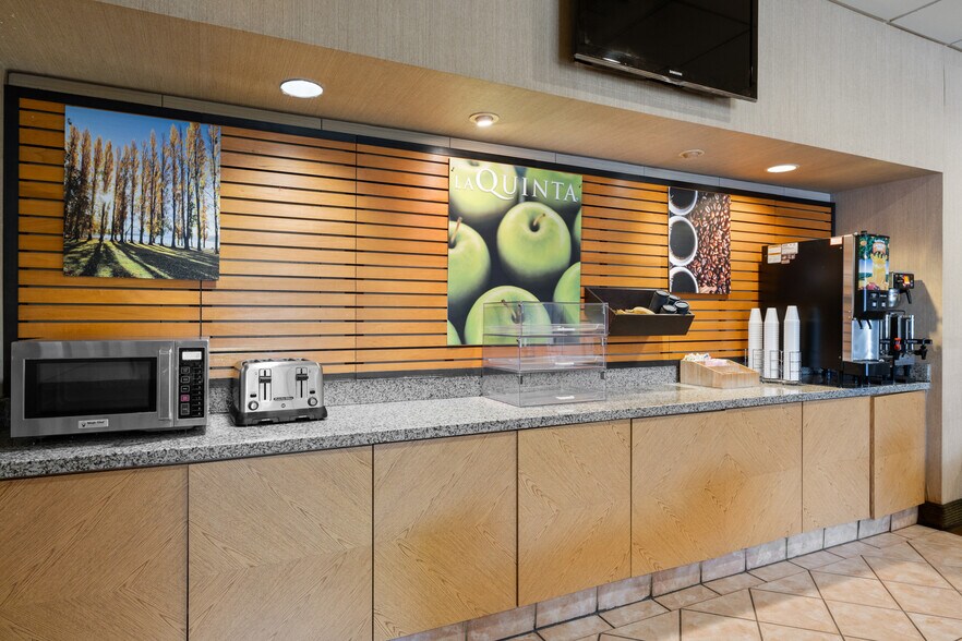 More Photos Of 2510 W Greenway Rd, Phoenix Hotel For Sale