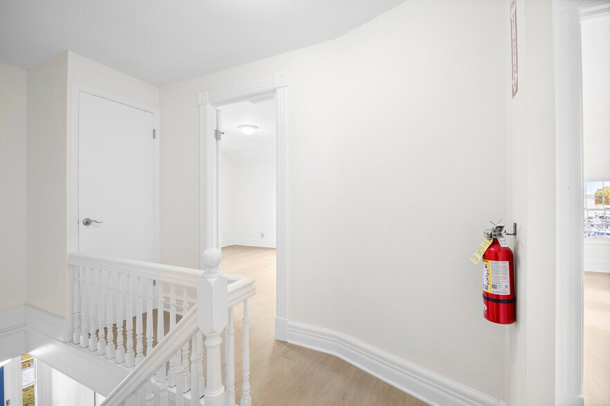 More Photos Of 267 Wolf Rd, Latham Office For Lease