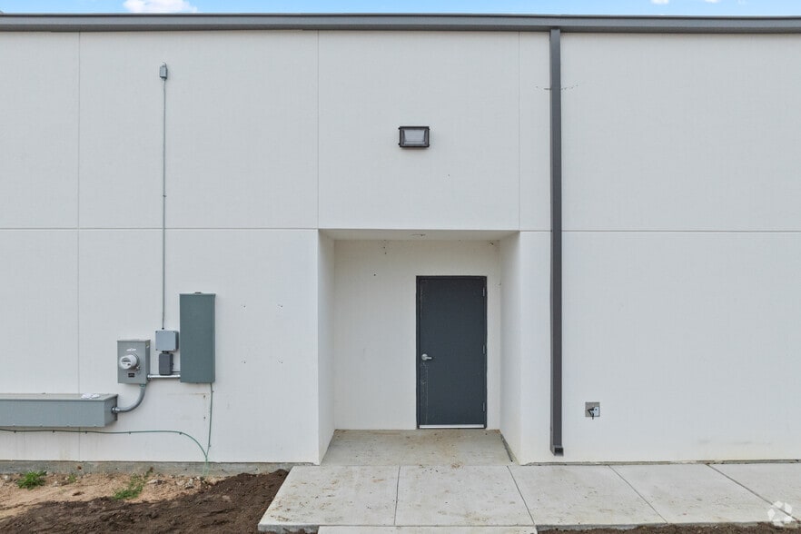 More Photos Of 2406 Main St, Waller Storefront For Lease