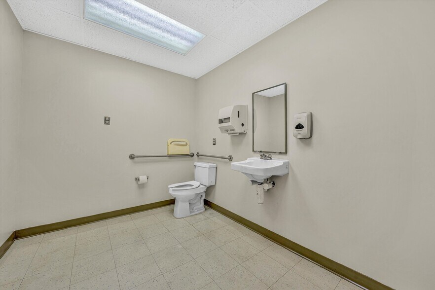 More Photos Of 1930 Braeburn Dr, Salem Medical For Sale