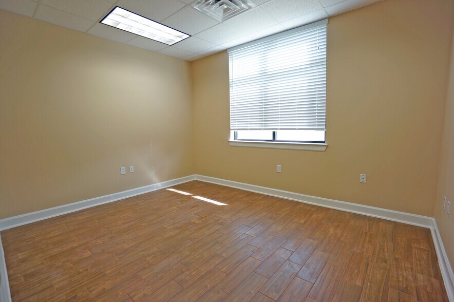 More Photos Of 12440 Emily Ct, Sugar Land Office For Lease