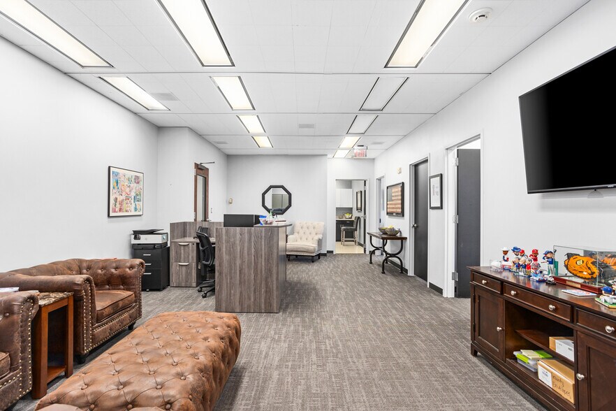 More Photos Of 500 W 7th St, Fort Worth Office For Sale
