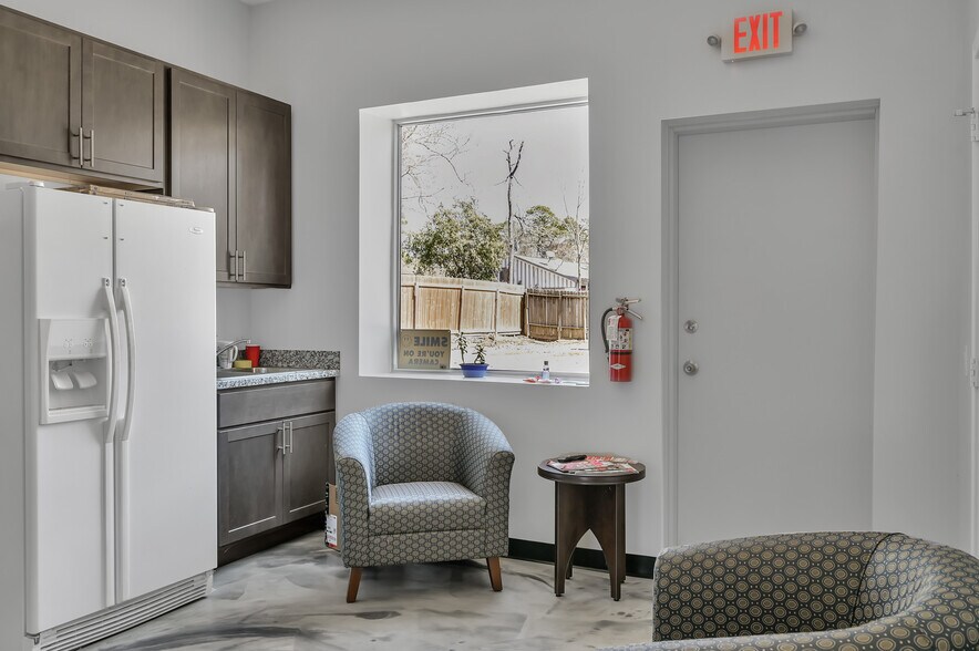 More Photos Of 1308 N Frazier St, Conroe Service For Sale