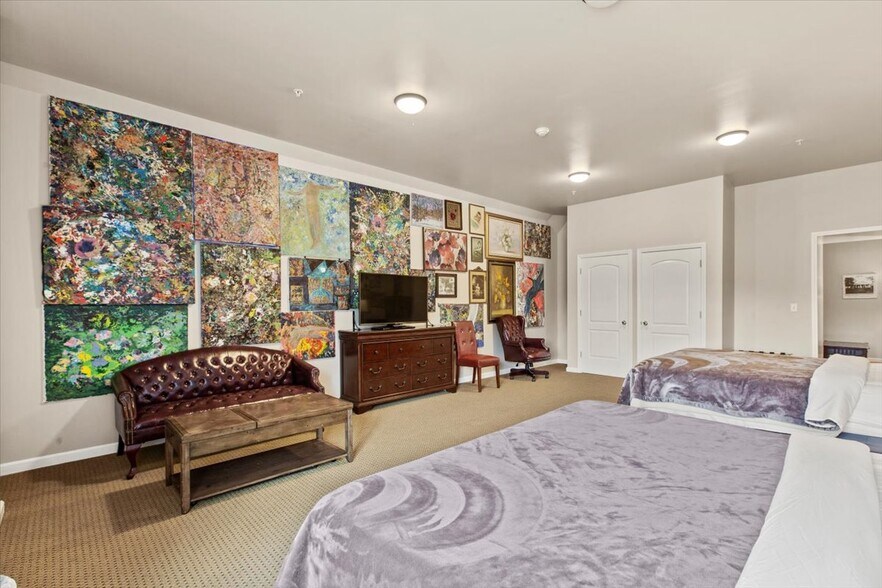 More Photos Of 49 Florida Ave, Amsterdam Hospitality For Sale