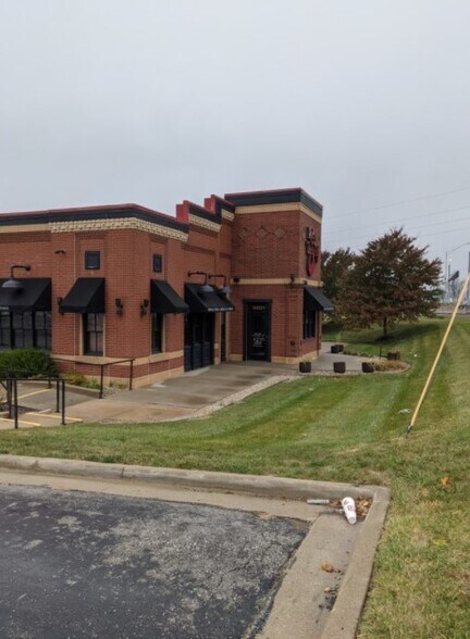 More Photos Of 14001 E Us-40 Hwy, Kansas City Restaurant For Lease