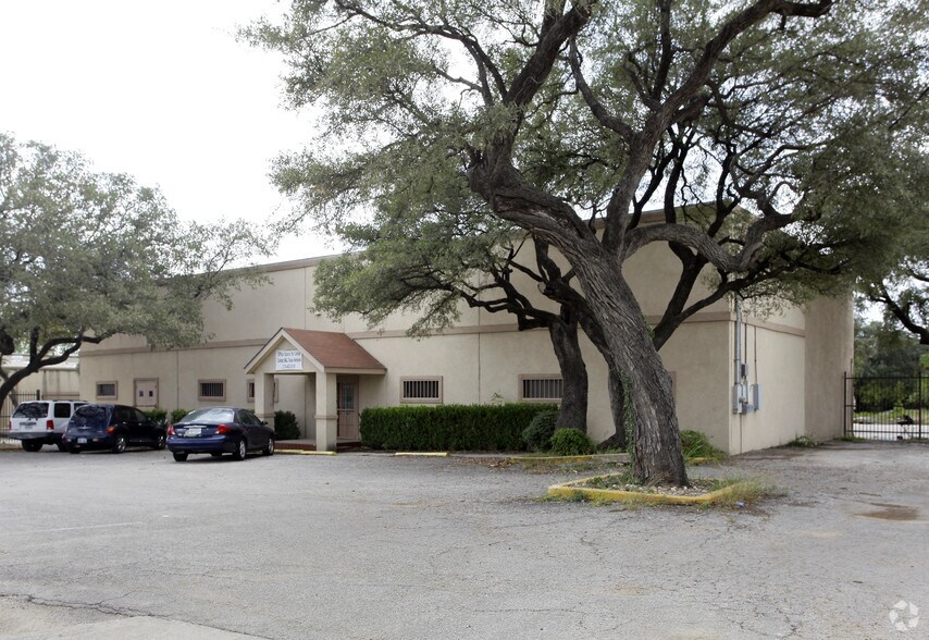 More Photos Of 15444 Tradesman Dr, San Antonio Research And Development For Lease