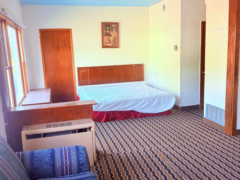 More Photos Of 834 3rd St, New Martinsville Hotel For Sale