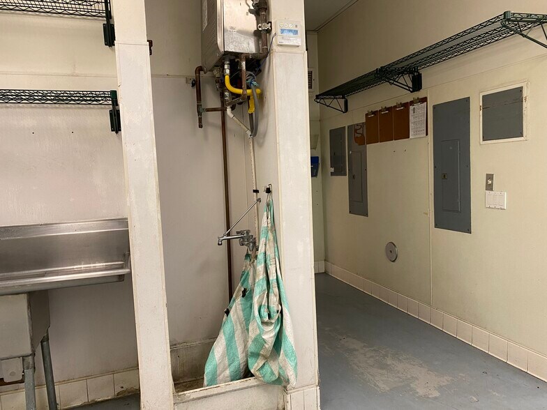 More Photos Of 5200 W Washington Blvd, Los Angeles Flex For Lease