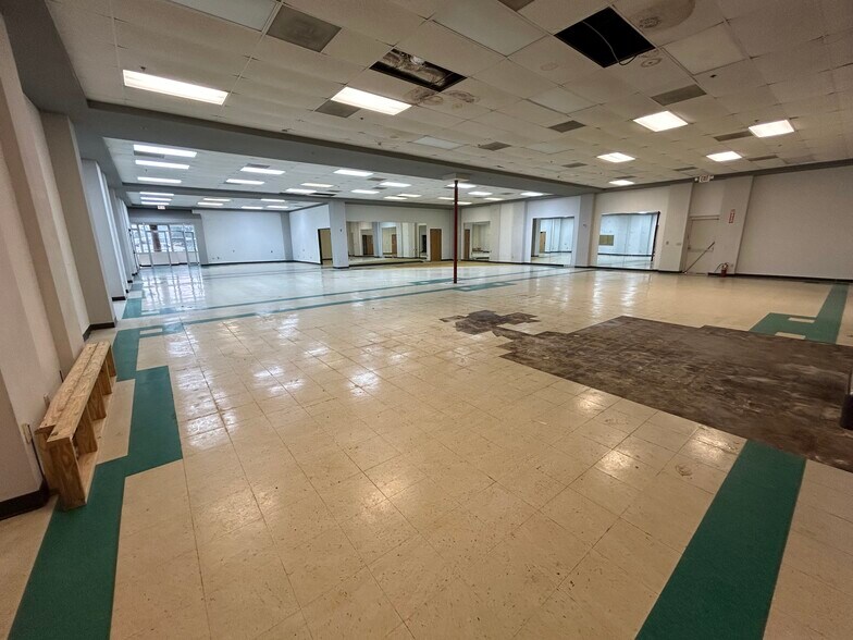 More Photos Of 3215 W Oak St, Palestine Medical For Lease