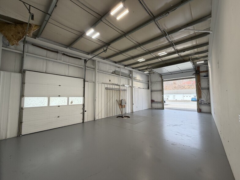 More Photos Of 500-580 Industrial Park Rd, Deep River Warehouse For Lease