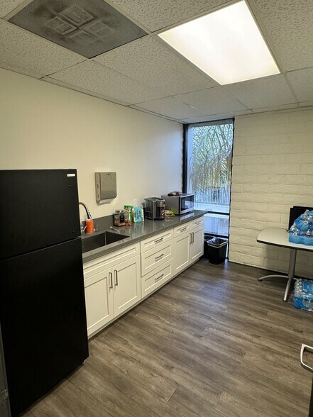 More Photos Of 17337 Ventura Blvd, Encino Office For Lease
