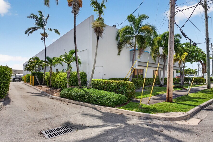Primary Photo Of 4700-4712 NE 11th Ave, Oakland Park Warehouse For Lease