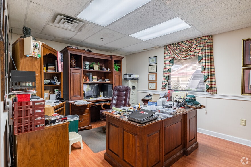 More Photos Of 222 King St S, Calhoun Warehouse For Sale