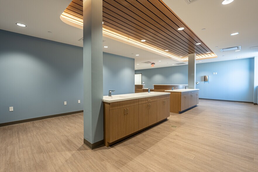 More Photos Of 140 Hansen Blvd, North Aurora Medical For Lease