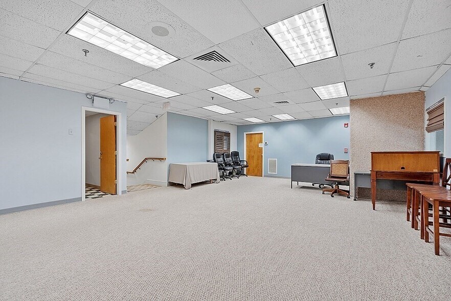 More Photos Of 141 Great Rd, Acton Storefront For Lease