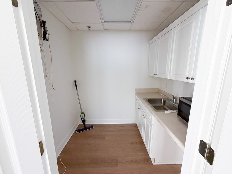 More Photos Of 295 W Crossville Rd, Roswell Office For Lease