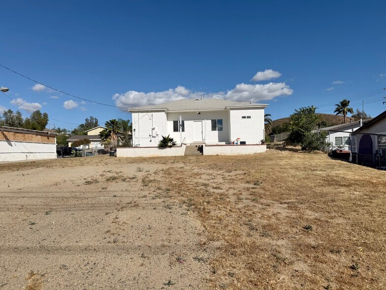 More Photos Of 405 Ellis St, Lake Elsinore Religious Facility For Lease