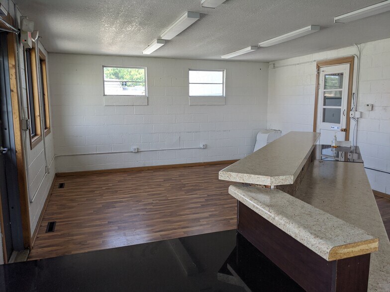 More Photos Of 250 S Kinzie Ave, Bradley Flex For Sale